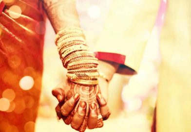 अल्पवयीन मुलीचे पालक, वराने तिच्या लग्नासाठी बुकींग केले