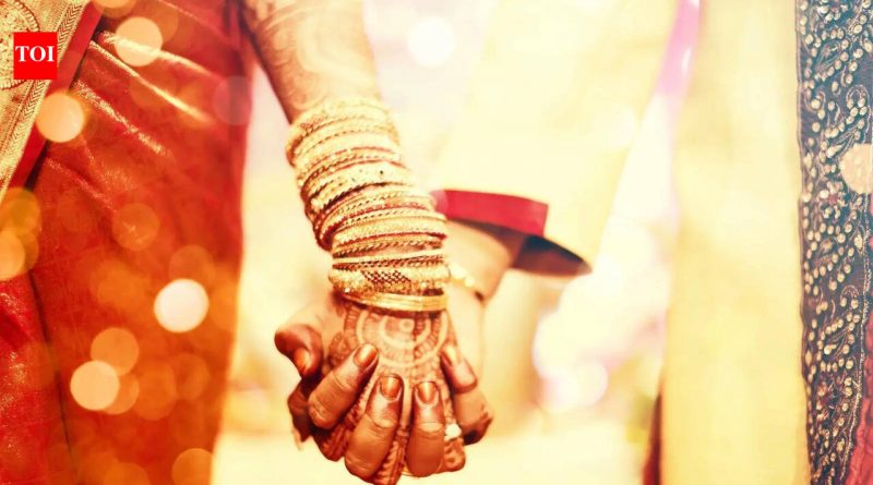 अल्पवयीन मुलीचे पालक, वराने तिच्या लग्नासाठी बुकींग केले