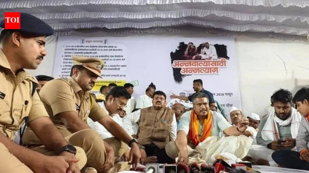 कृषीमंत्र्यांनी चर्चेची ऑफर दिली, पण मुख्यमंत्र्यांनी कर्जमाफीच्या अटी मागे घेतल्याशिवाय संवाद होणार नाही, असं रोहित पवार म्हणाले