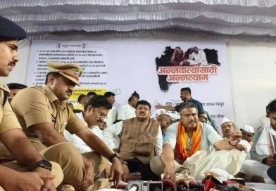 कृषीमंत्र्यांनी चर्चेची ऑफर दिली, पण मुख्यमंत्र्यांनी कर्जमाफीच्या अटी मागे घेतल्याशिवाय संवाद होणार नाही, असं रोहित पवार म्हणाले कृषीमंत्र्यांनी चर्चेची ऑफर दिली, पण मुख्यमंत्र्यांनी कर्जमाफीच्या अटी मागे घेतल्याशिवाय संवाद होणार नाही, असं रोहित पवार म्हणाले