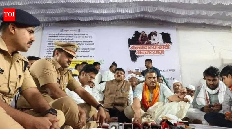 कृषीमंत्र्यांनी चर्चेची ऑफर दिली, पण मुख्यमंत्र्यांनी कर्जमाफीच्या अटी मागे घेतल्याशिवाय संवाद होणार नाही, असं रोहित पवार म्हणाले कृषीमंत्र्यांनी चर्चेची ऑफर दिली, पण मुख्यमंत्र्यांनी कर्जमाफीच्या अटी मागे घेतल्याशिवाय संवाद होणार नाही, असं रोहित पवार म्हणाले