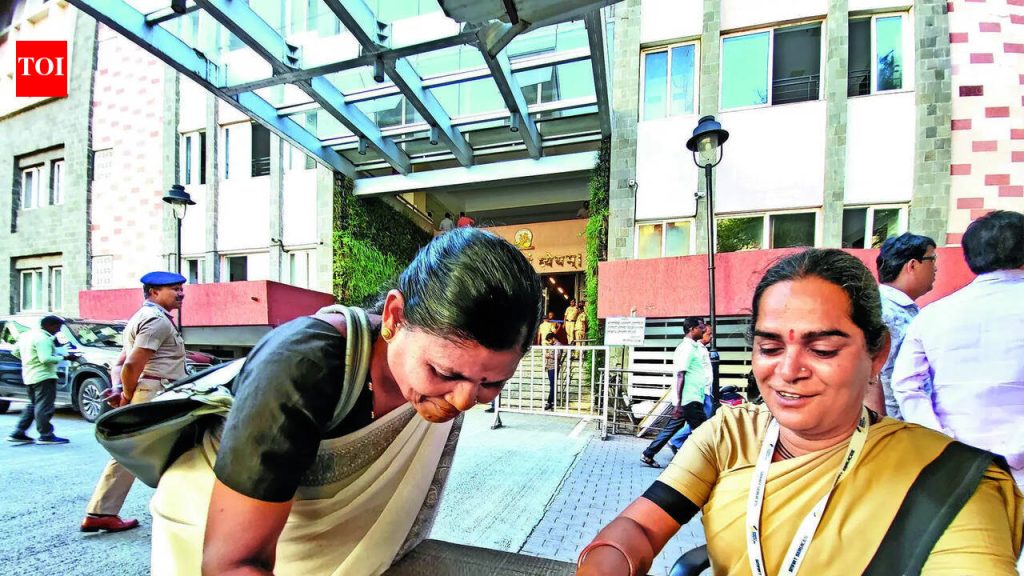 भीक मागण्यापासून पुस्तकांपर्यंत: ट्रान्सवुमन पीएमसी गार्डला एसएससीमध्ये ८०% गुण मिळाले पुणे बातम्या