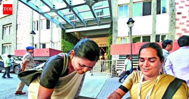 भीक मागण्यापासून पुस्तकांपर्यंत: ट्रान्सवुमन पीएमसी गार्डला एसएससीमध्ये ८०% गुण मिळाले पुणे बातम्या