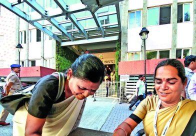 भीक मागण्यापासून पुस्तकांपर्यंत: ट्रान्सवुमन पीएमसी गार्डला एसएससीमध्ये ८०% गुण मिळाले पुणे बातम्या