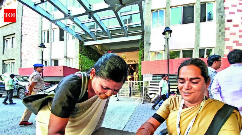 भीक मागण्यापासून पुस्तकांपर्यंत: ट्रान्सवुमन पीएमसी गार्डला एसएससीमध्ये ८०% गुण मिळाले पुणे बातम्या