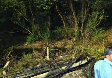 कचऱ्याला आग लागल्याने केबल खराब झाल्याने लोहेगाव विमानतळाच्या आसपासच्या परिसरात रात्री अनेक तास वीजपुरवठा खंडित होतो. कचऱ्याला आग लागल्याने केबल खराब झाल्याने लोहेगाव विमानतळाच्या आसपासच्या परिसरात रात्री अनेक तास वीजपुरवठा खंडित होतो.