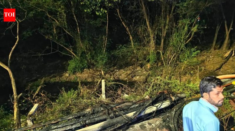 कचऱ्याला आग लागल्याने केबल खराब झाल्याने लोहेगाव विमानतळाच्या आसपासच्या परिसरात रात्री अनेक तास वीजपुरवठा खंडित होतो. कचऱ्याला आग लागल्याने केबल खराब झाल्याने लोहेगाव विमानतळाच्या आसपासच्या परिसरात रात्री अनेक तास वीजपुरवठा खंडित होतो.