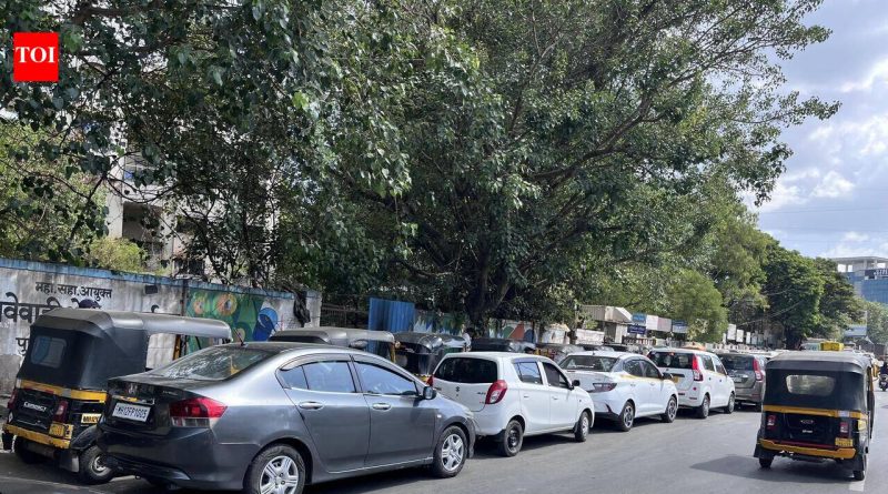 इंधनाच्या वाढत्या किमतींमध्ये, सीएनजी स्थानकांवरील लांबच लांब रांगा त्रास वाढवतात | पुणे बातम्या इंधनाच्या वाढत्या किमतींमध्ये, सीएनजी स्थानकांवरील लांबच लांब रांगा त्रास वाढवतात | पुणे बातम्या