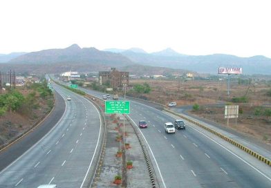 पुणे-मुंबई द्रुतगती मार्गावर चार जणांनी ट्रकचालकाला लुटले
