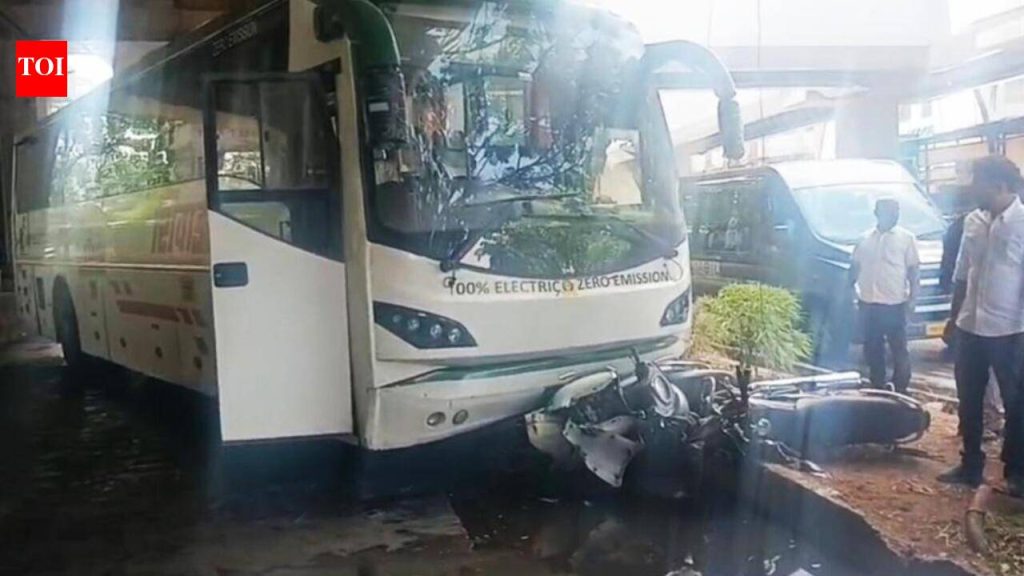 कासारवाडी मेट्रो स्टेशन उड्डाणपुलाजवळ एमएसआरटीसी इलेक्ट्रिक बसने दुचाकींना धडक दिली, चार जण जखमी