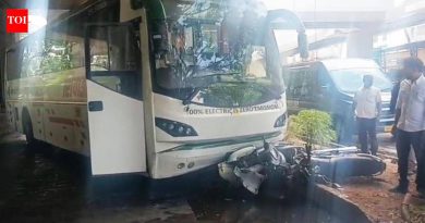 कासारवाडी मेट्रो स्टेशन उड्डाणपुलाजवळ एमएसआरटीसी इलेक्ट्रिक बसने दुचाकींना धडक दिली, चार जण जखमी