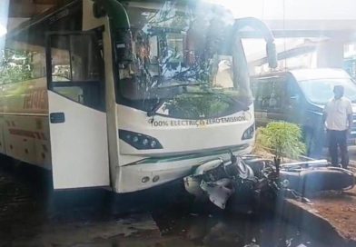कासारवाडी मेट्रो स्टेशन उड्डाणपुलाजवळ एमएसआरटीसी इलेक्ट्रिक बसने दुचाकींना धडक दिली, चार जण जखमी