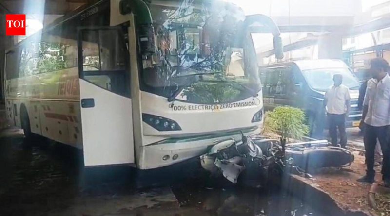 कासारवाडी मेट्रो स्टेशन उड्डाणपुलाजवळ एमएसआरटीसी इलेक्ट्रिक बसने दुचाकींना धडक दिली, चार जण जखमी
