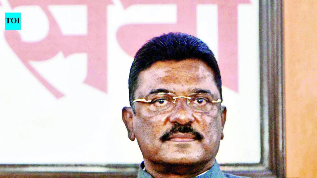 खासगी बसचालक, दलालांवर कडक कारवाई : सरनाईक