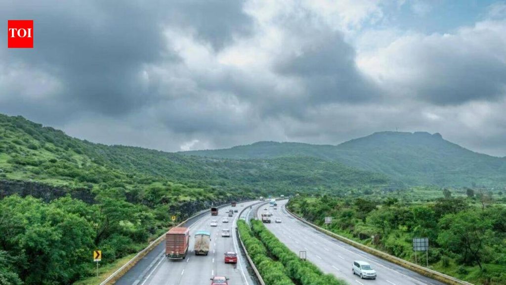 एमएसआरडीसीने सुधारित निधी योजना सरकारला सादर केल्याने पुणे-मुंबई एक्स्प्रेस वे रुंदीकरणाला गती मिळणार आहे.
