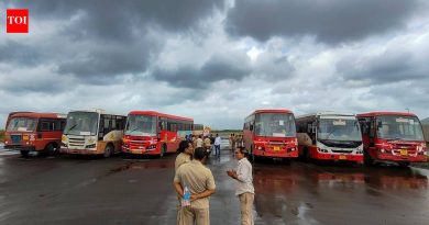 एमएसआरटीसीचे वेळापत्रक नाणेफेकीसाठी जाते कारण पाणी साचणे आणि जाम टोल घेतात; कॅब चालकांना मोजकेच प्रवासी दिसतात