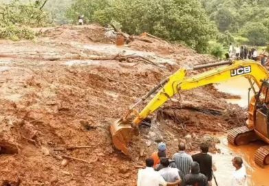 पुण्यात घरावर दरड कोसळल्याने कुटुंब अडकल्याची भीती; बचाव कार्य सुरू | पुणे बातम्या पुण्यात घरावर दरड कोसळल्याने कुटुंब अडकल्याची भीती; बचाव कार्य सुरू | पुणे बातम्या