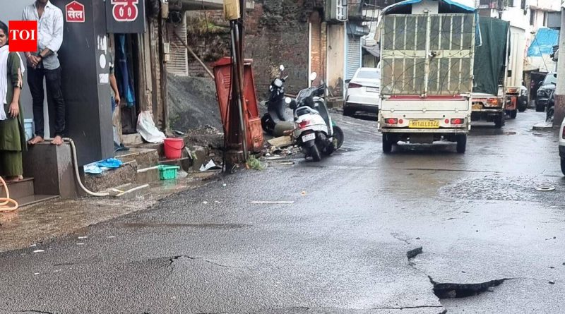 तळेगाव दाभाडे रस्त्यावर पाणी फुटले नवीन पाईपलाईनची नियोजित चाचणी : परिषद तळेगाव दाभाडे रस्त्यावर पाणी फुटले नवीन पाईपलाईनची नियोजित चाचणी : परिषद