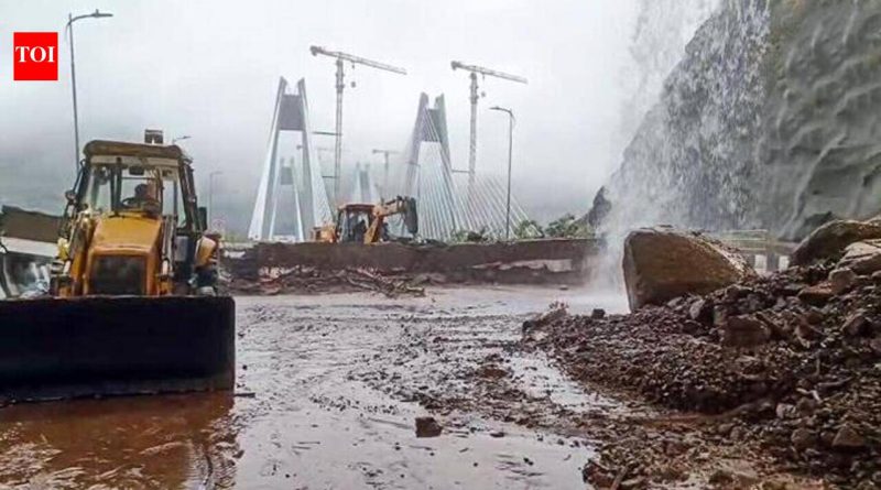 पावसाने महामार्ग, बस आणि रेल्वे रुळांना तडाखा दिल्याने पुण्याचा मुंबईपासून तासनतास संपर्क तुटला पावसाने महामार्ग, बस आणि रेल्वे रुळांना तडाखा दिल्याने पुण्याचा मुंबईपासून तासनतास संपर्क तुटला