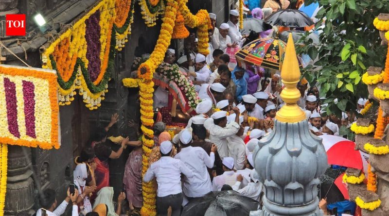 पालखी मिरवणुकीसाठी पोलीस बंदोबस्त तैनात करणार, गर्दीवर लक्ष ठेवण्यासाठी एआय टूल्स, जीपीएस आणि ड्रोन वापरणार पालखी मिरवणुकीसाठी पोलीस बंदोबस्त तैनात करणार, गर्दीवर लक्ष ठेवण्यासाठी एआय टूल्स, जीपीएस आणि ड्रोन वापरणार