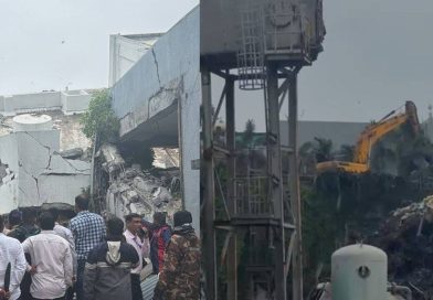 पुण्यात मुसळधार पावसात इमारत कोसळून १६ जण अडकल्याची भीती पुण्यात मुसळधार पावसात इमारत कोसळून १६ जण अडकल्याची भीती