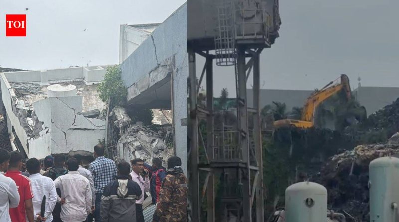 पुण्यात मुसळधार पावसात इमारत कोसळून १६ जण अडकल्याची भीती पुण्यात मुसळधार पावसात इमारत कोसळून १६ जण अडकल्याची भीती