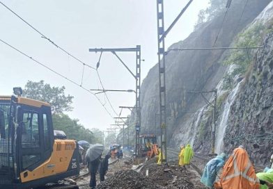 ढिगाऱ्यांमुळे दुसऱ्या दिवशीही गाड्या ठप्प, प्रवासी अनिश्चिततेने ग्रासले ढिगाऱ्यांमुळे दुसऱ्या दिवशीही गाड्या ठप्प, प्रवासी अनिश्चिततेने ग्रासले