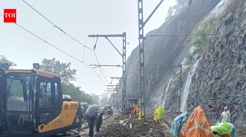 ढिगाऱ्यांमुळे दुसऱ्या दिवशीही गाड्या ठप्प, प्रवासी अनिश्चिततेने ग्रासले ढिगाऱ्यांमुळे दुसऱ्या दिवशीही गाड्या ठप्प, प्रवासी अनिश्चिततेने ग्रासले