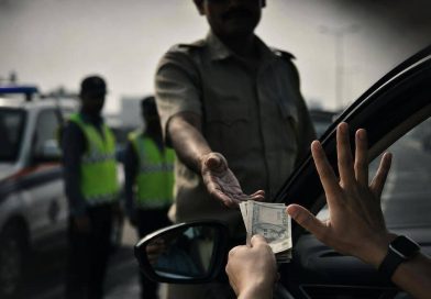 लोणावळ्याजवळ खंडणीसाठी तीन हायवे पोलिस कर्मचारी, तीन ट्रॅफिक वॉर्डनवर गुन्हा दाखल
