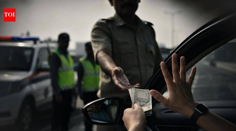 लोणावळ्याजवळ खंडणीसाठी तीन हायवे पोलिस कर्मचारी, तीन ट्रॅफिक वॉर्डनवर गुन्हा दाखल