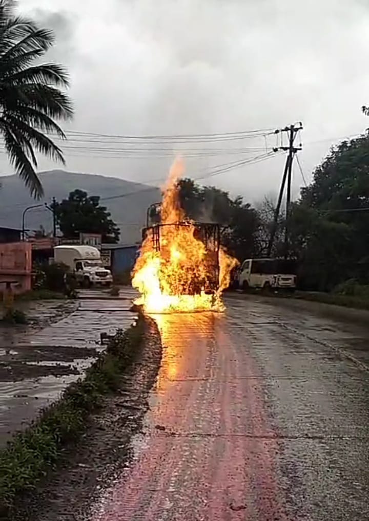 नवलाख उंबर येथे रसायन वाहतूक करणाऱ्या टेम्पोला भीषण आग