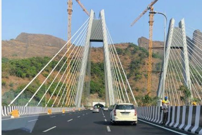 पुणे-मुंबई ‘मिसिंग लिंक’वर मालवाहू वाहनांना कायमची बंदी; १ नोव्हेंबरपासून नवे नियम:पिकअप व्हॅनसह सर्व मालवाहू वाहनांना प्रवेशबंदी; प्रतिबंधित वाहनांसाठी जुन्या मार्गिकेचा वापर बंधनकारक पुणे-मुंबई ‘मिसिंग लिंक’वर मालवाहू वाहनांना कायमची बंदी; १ नोव्हेंबरपासून नवे नियम:पिकअप व्हॅनसह सर्व मालवाहू वाहनांना प्रवेशबंदी; प्रतिबंधित वाहनांसाठी जुन्या मार्गिकेचा वापर बंधनकारक